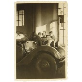 Saksalaisia sotilaita korjaustöiden aikana autotallissa